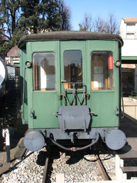 Carrozza FNM rimorchiata a carrelli tipo 1513 – vista frontale