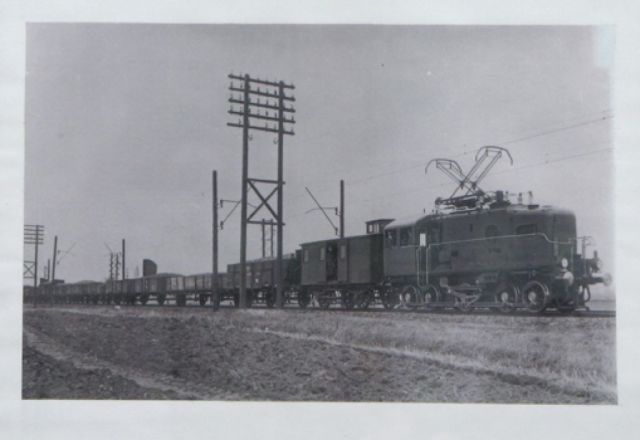 Convoglio con locomotiva elettrica – Foto storica