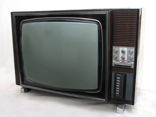 Televisore standard PAL 27 pollici